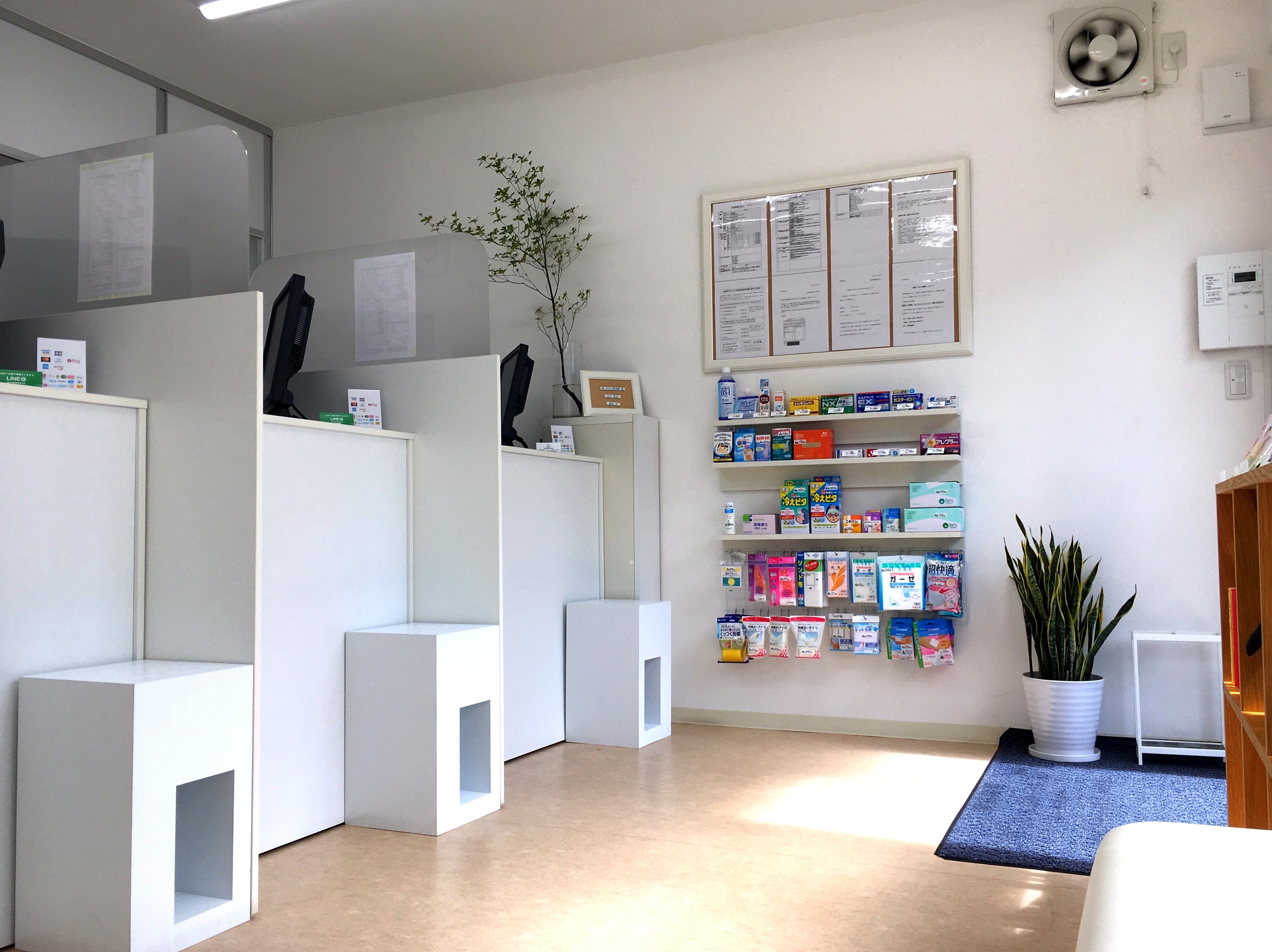 光が差し込む待合室からの写真