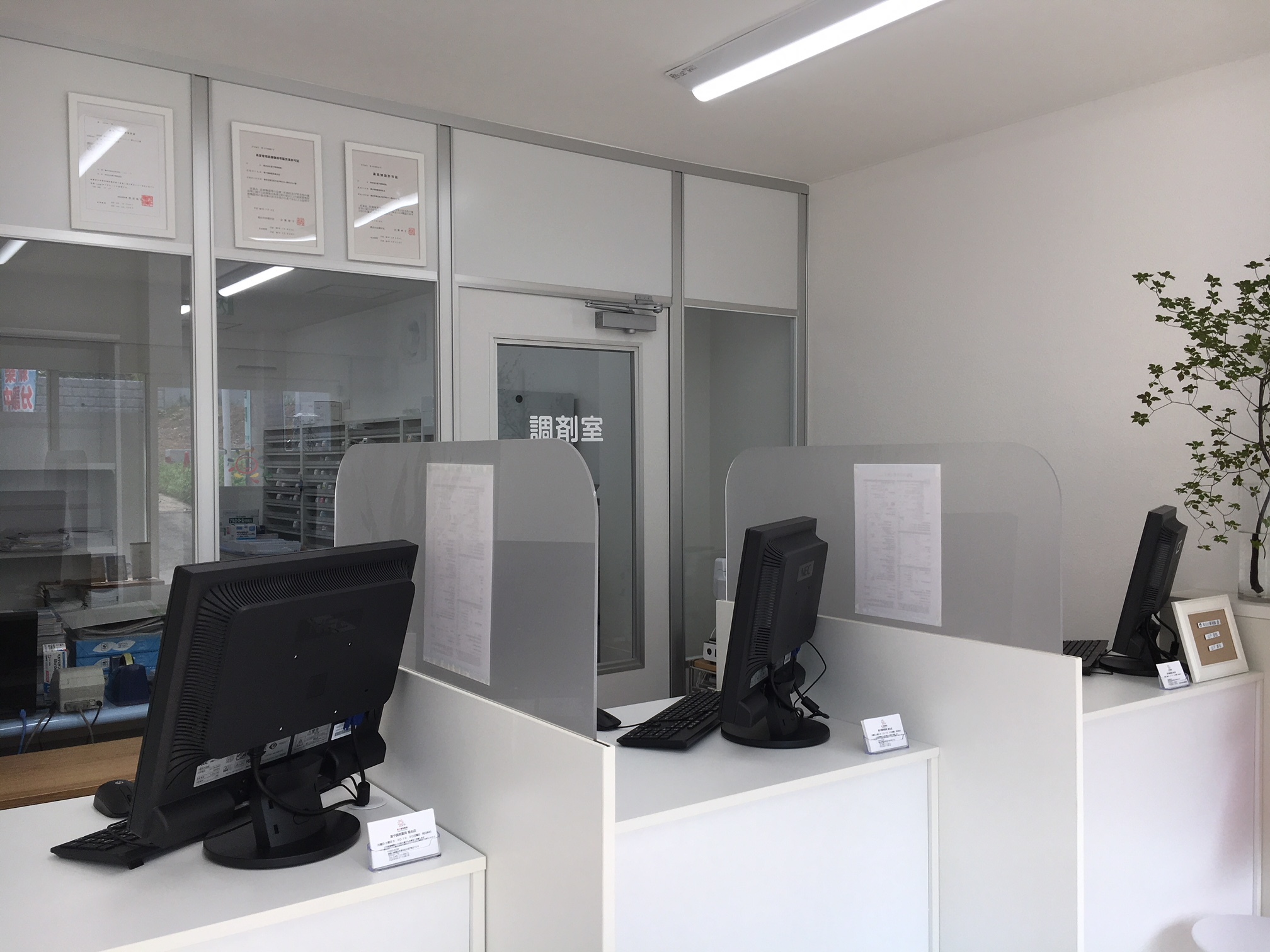 白を基調とした清潔な投薬カウンター